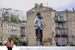 В Киеве появился огромный мурал с велосипедистом
