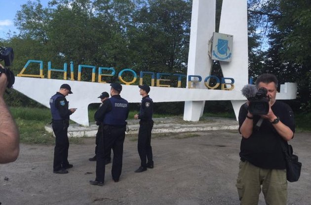Коммунальщики сняли лишние буквы со стелы при въезде в Днепр