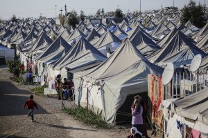 Полиция начала принудительное расселение крупнейшего в Греции лагеря беженцев