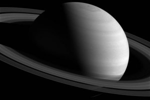Cassini передала на Землю новый снимок Сатурна