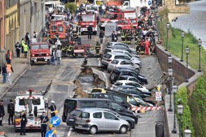 Во Флоренции ушли под землю 200 м парковки с 20 автомобилями