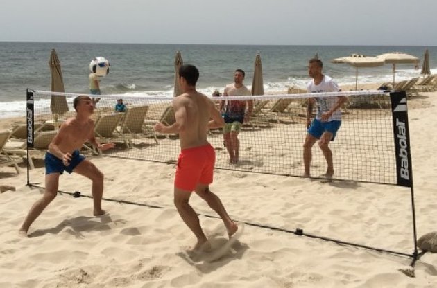 Футболісти знову зіграли в &quot;теннісбол&quot;