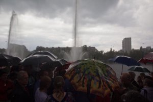 Кличко промок до нитки на открытии огромного фонтана в Киеве