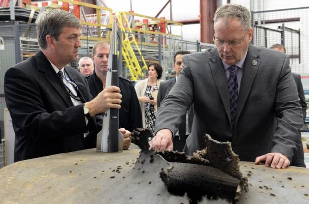 Представители Пентагона осматривают снаряд рельсотрона и дыру в стальной пластине, которую он проделал