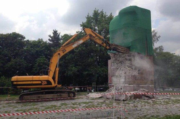 В Києві демонтували пам'ятник "чекістам"