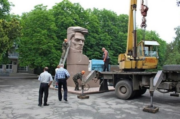 В Херсоне демонтировали памятник автору продовольственной диктатуры