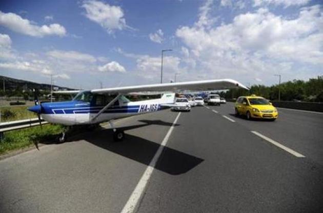 Літак приземлився на автостраду на околиці Будапешта