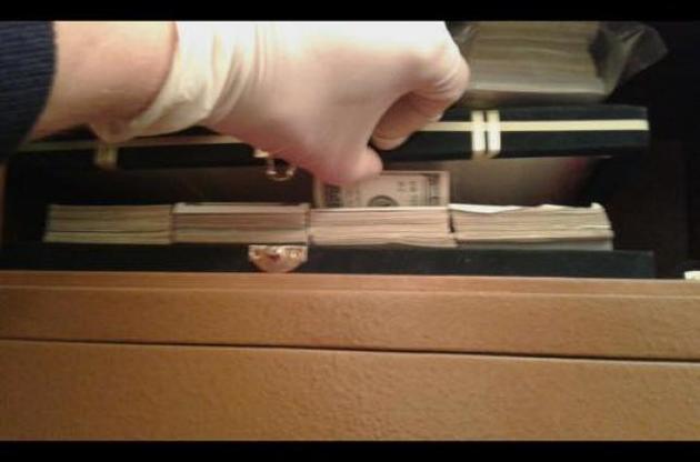 У подозреваемого во взяточничестве замглавы ОГА изъяли сотни тысяч долларов