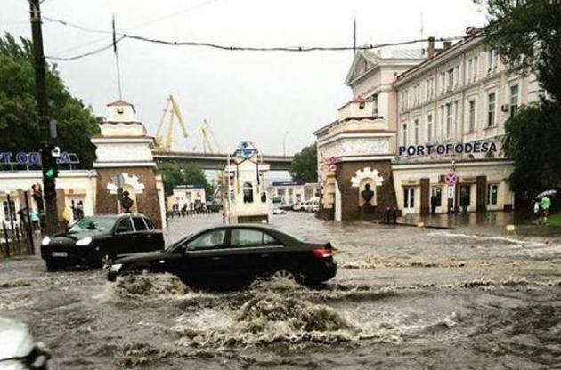 В Одесі сильні зливи. У морі купатися небезпечно