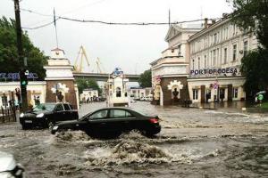 Через зливи в Одесі заборонили купатися в морі
