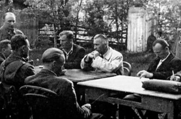 УПА і Армія Крайова не завжди ворогували. У травні 1945 р. у с.Руда Ружанецька
на Люблінщині між представниками українського і польського підпілля відбулися перемовини
про спільну боротьбу з комуністичним режимом