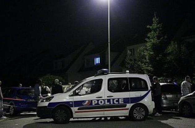 У Парижі злочинець вбив поліцейського і взяв у заручники його сім'ю