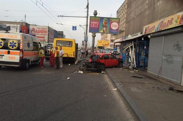 В Киеве автомобиль въехал в остановку, один человек погиб