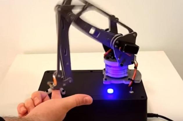 Робот сам решает, колоть палец иглой или нет