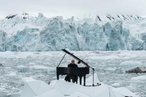 Пианист выступил на льдине в Северном Ледовитом океане