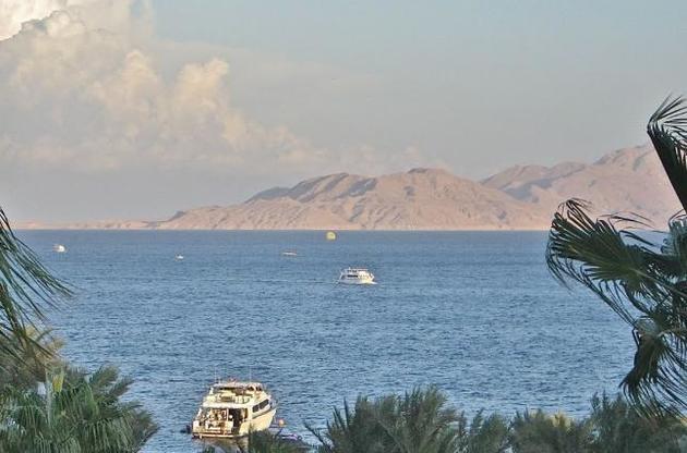 Острів Тиран знаходиться в 8 км від єгипетського узбережжя