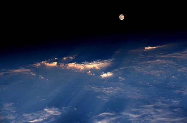 NASA опублікувало знімок повного Місяця з борту МКС
