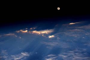 NASA опублікувало знімок повного Місяця з борту МКС