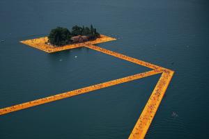 В Італії художник створив масштабну інсталяцію для прогулянок по воді
