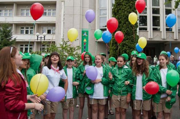 В "Артек" под Киевом приехали около 300 детей из всех регионов Украины