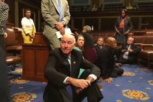 Соратники Обамы устроили сидячую забастовку в Конгрессе США