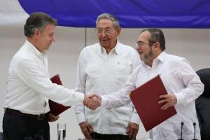 Власти Колумбии и повстанцы заключили историческое мирное соглашение