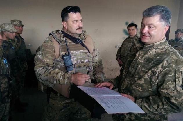 Указ о демобилизации Порошенко подписал рядом с Донецким аэропортом