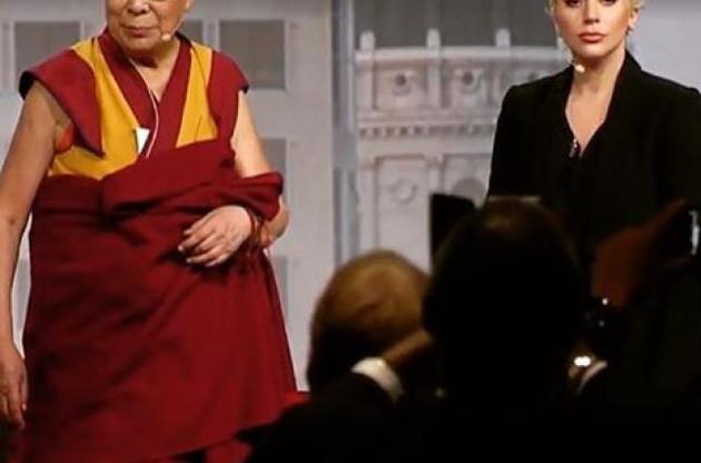 Власти Китая запретили песни Леди Гаги после ее встречи с Далай-ламой