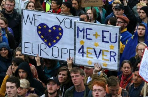 У Лондоні десятки тисяч людей вийшли на марш проти Brexit