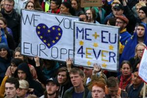 В Лондоне десятки тысяч людей вышли на марш против Brexit