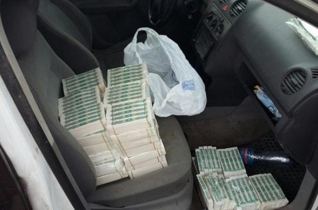 У машині знайшли 300 тисяч підроблених акцизних марок