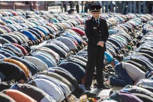 Близько 200 тисяч мусульман вийшли на вулиці Москви відсвяткувати Ураза-байрам