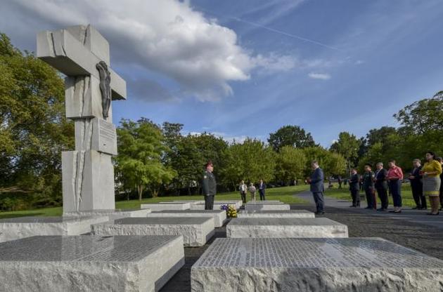 Порошенко в Варшаве почтил память жертв Волынской трагедии