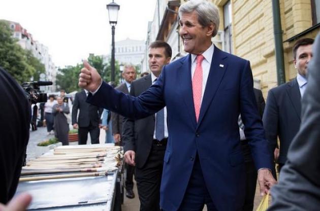Посольство США показало видео прогулки Керри по Андреевскому спуску