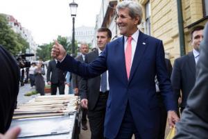 Посольство США показало відео прогулянки Керрі по Андріївському узвозу