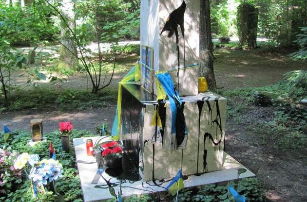 Могила Бандеры уже не в первый раз подвергается атаке вандалов