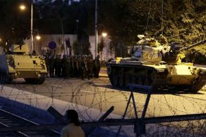 Танки открыли огонь по зданию парламента Турции в Анкаре