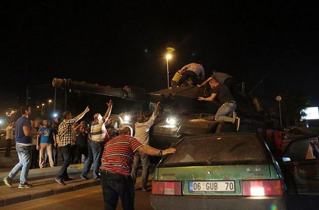У Стамбулі і Анкарі люди намагаються зупинити танки