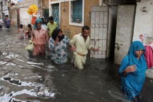 В Пакистане люди гибнут от ударов током во время наводнения