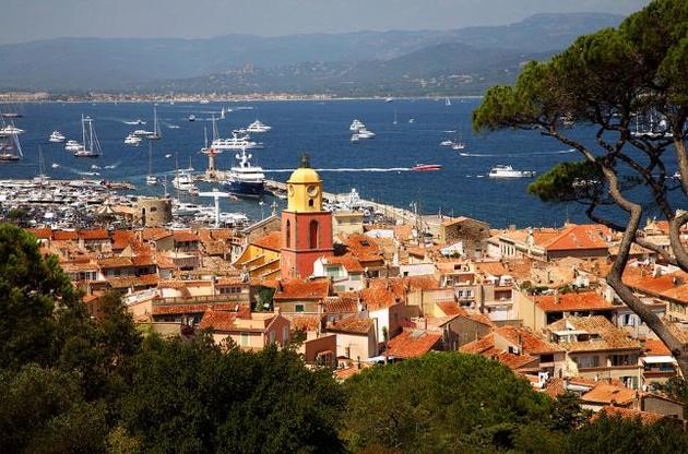 Туристи все менше їдуть у францію