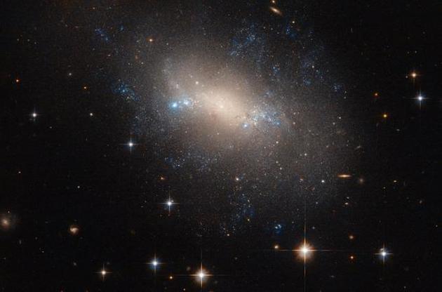 Телескоп "Хаббл" сделал снимок неправильной галактики из созвездия Рыси