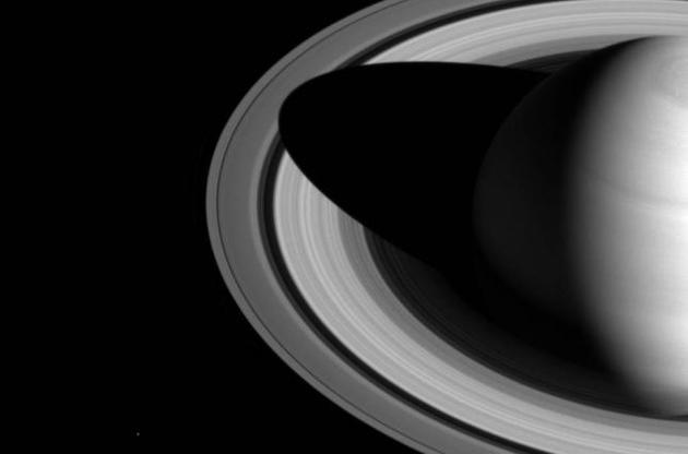 Станция Cassini получила снимок тени Сатурна на кольцах планеты