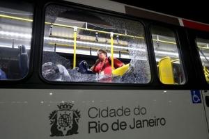 В Рио-де-Жанейро неизвестные закидали камнями автобус с журналистами