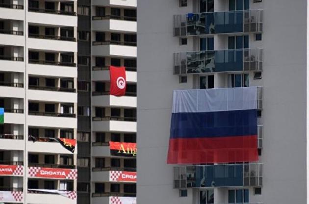 В Олимпийской деревне сорвали российские флаги