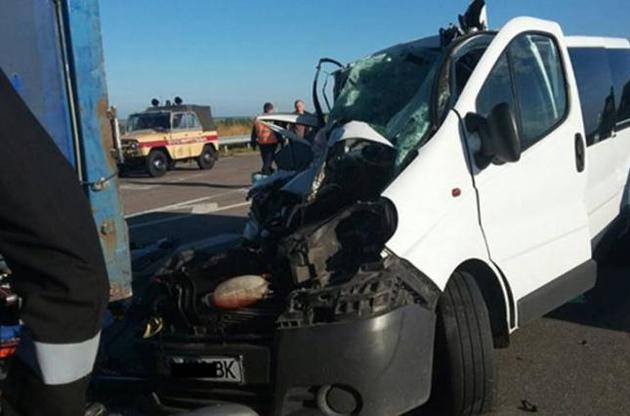 Мікроавтобус на повній швидкості влетів у вантажівку DAF