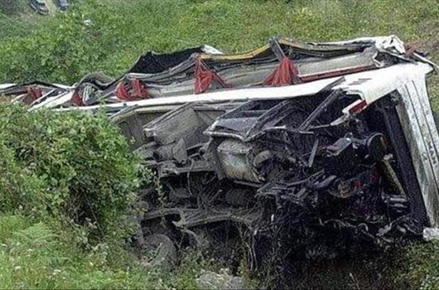 У Пакистані переповнений автобус впав з обриву, багато жертв