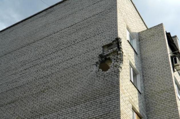 В Марьинке боевики из артиллерии повредили жилые многоэтажки