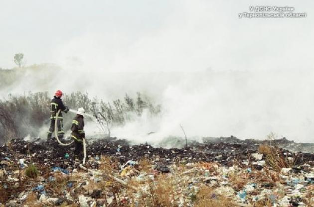 Під Тернополем другий день не можуть загасити сміттєзвалище