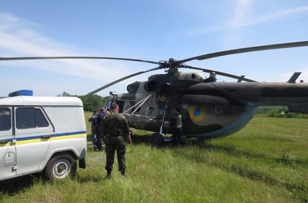 Военный вертолет зацепил провод линии электропередач в Донбассе