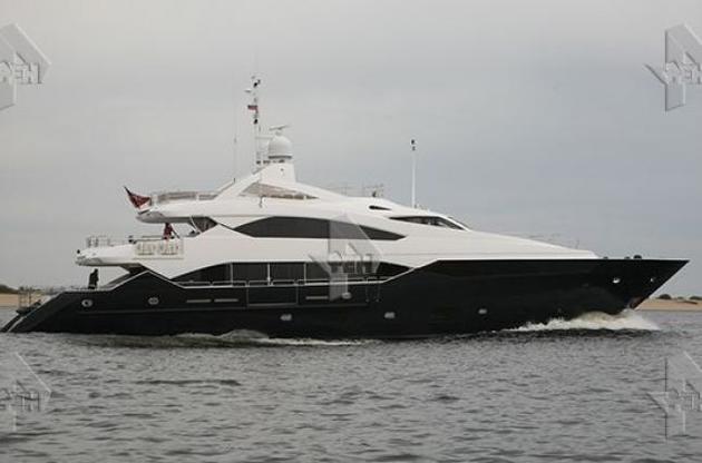 Янукович катається на дорогій яхті по Волзі